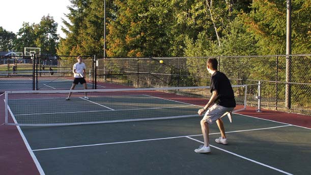 Diferencias entre el pickleball de exterior con el de interior, consideraciones a tener en cuenta