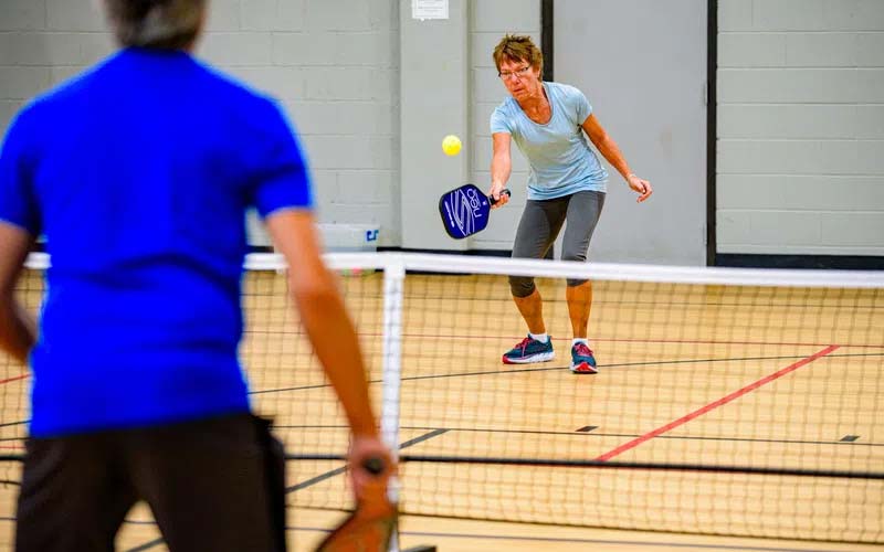 Saque en pickleball ¿Cómo es? Aprende todo sobre la técnica del buen saque de pickleball